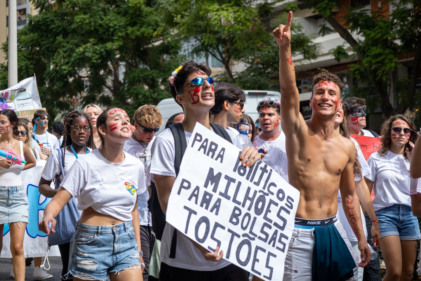 Sul Informação - Desfile Académico teve festa, mas também mensagens sérias [fotogaleria]