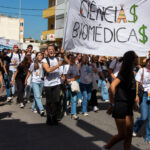 Sul Informação - “Estudar onde não consigo viver”: Falta de habitação marca Desfile do Caloiro