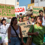 Sul Informação - “Estudar onde não consigo viver”: Falta de habitação marca Desfile do Caloiro