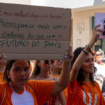 Sul Informação - “Estudar onde não consigo viver”: Falta de habitação marca Desfile do Caloiro