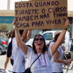 Sul Informação - “Estudar onde não consigo viver”: Falta de habitação marca Desfile do Caloiro