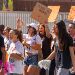 Sul Informação - “Estudar onde não consigo viver”: Falta de habitação marca Desfile do Caloiro