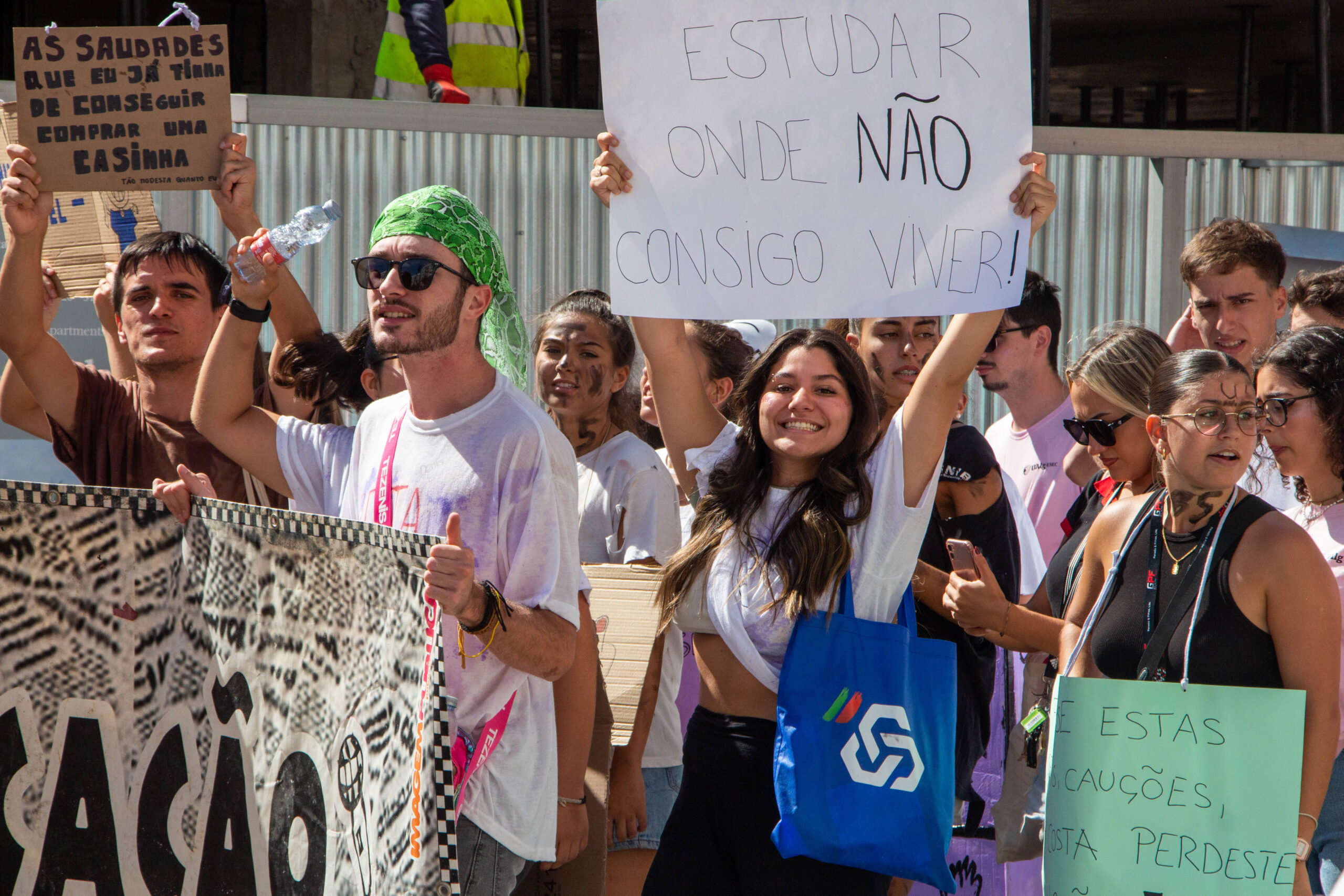 Sul Informação - “Estudar onde não consigo viver”: Falta de habitação marca Desfile do Caloiro
