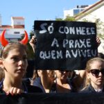 Sul Informação - Desfile do Caloiro com ambiente de enterro em protesto contra limitações à praxe (com fotos)