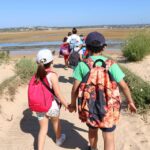 Sul Informação - Dia de Aulas ao Ar Livre junta crianças e jovens do Agrupamento António Aleixo na Ria de Alvor