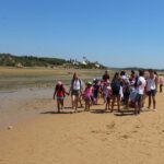 Sul Informação - Dia de Aulas ao Ar Livre junta crianças e jovens do Agrupamento António Aleixo na Ria de Alvor