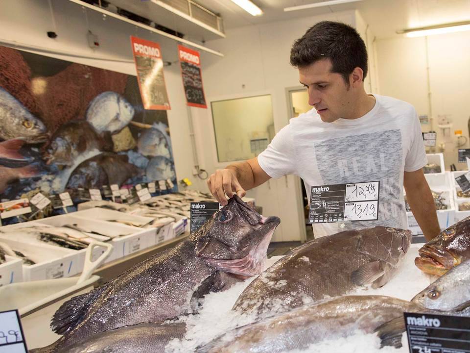 Sul Informação - Chef João Oliveira abastece-se na Makro de Albufeira para o Jantar Origens