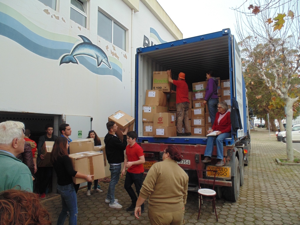 Sul Informação - Donativos algarvios para os refugiados já seguiram em contentor para a Grécia (com fotos)