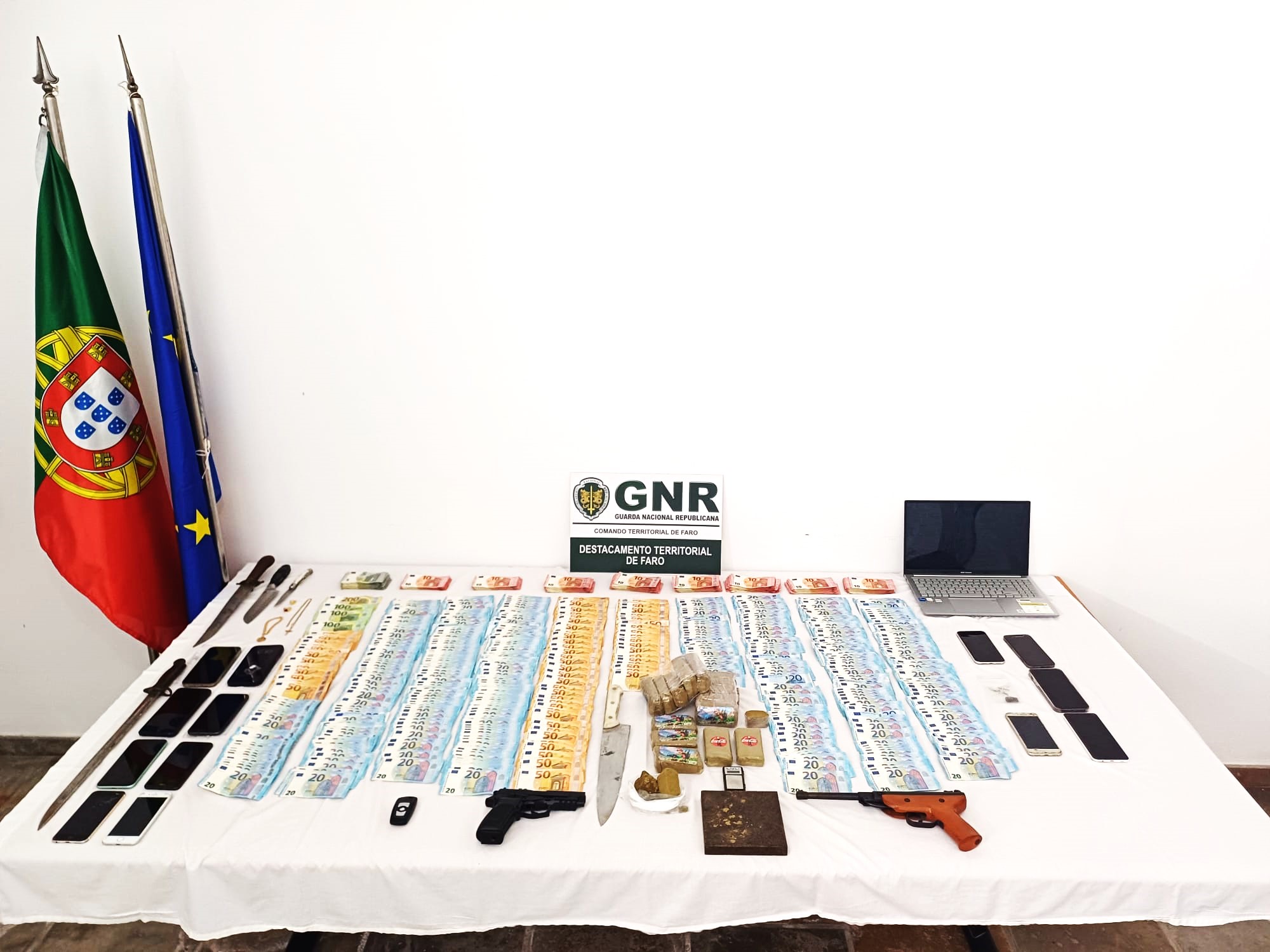 Sul Informação - Oito detidos em operação da GNR para desmantelar rede de tráfico de droga no Algarve