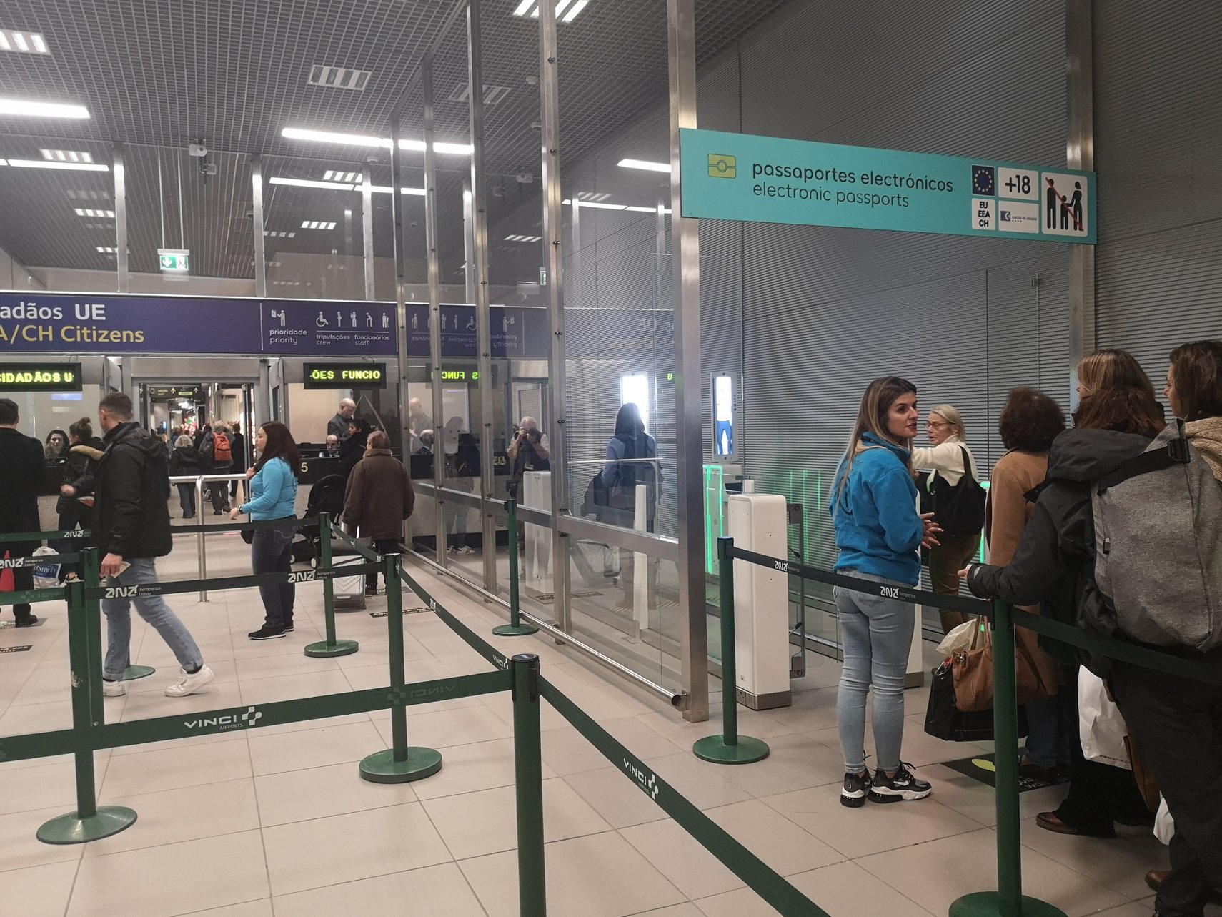 Sul Informação - “E-gates” instalados ontem pelo SEF no Aeroporto de Faro já foram usados por um milhar de passageiros