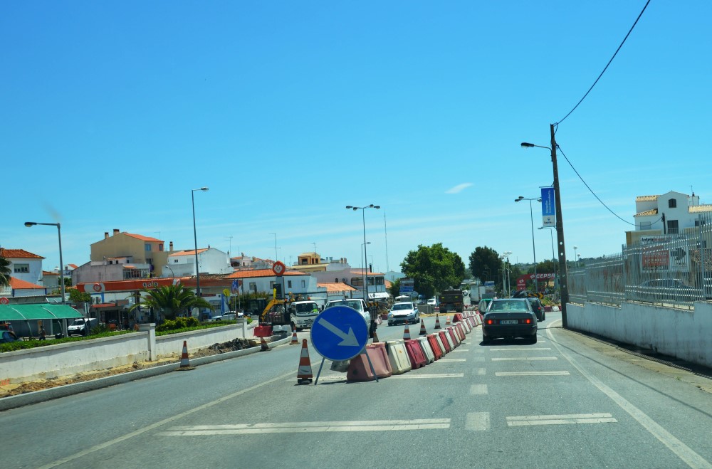 Sul Informação - Obras na rotunda de Lagoa recomeçaram, mas… (com fotos)