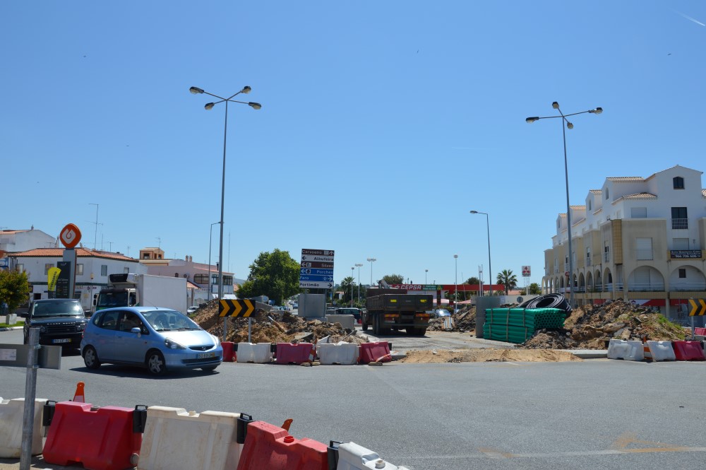 Sul Informação - Obras na rotunda da EN125 em Lagoa recomeçam esta segunda-feira