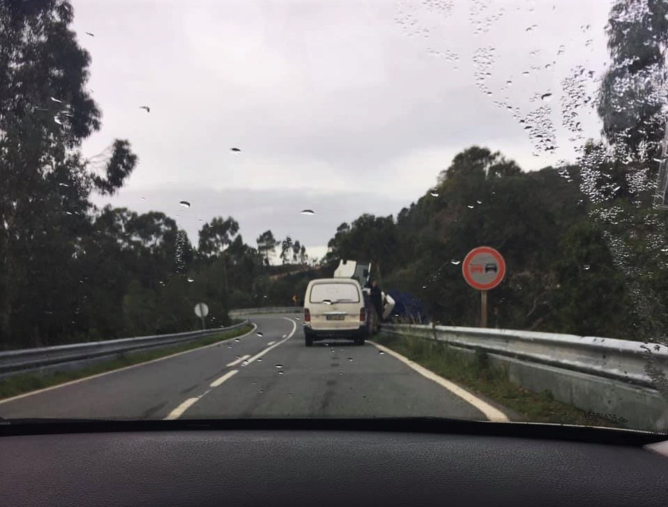 Sul Informação - Despiste de camião da Algar corta trânsito na EN2