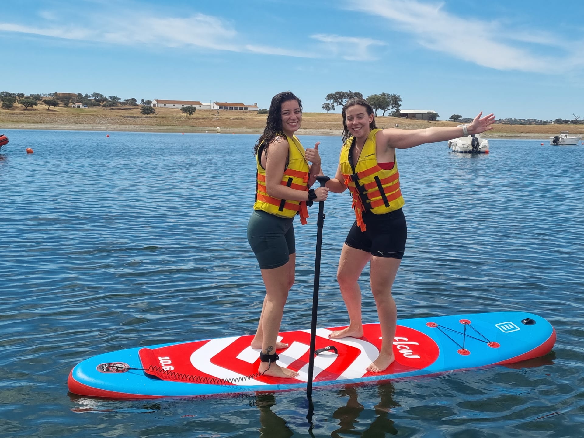 Sul Informação - Alunos de Desporto do IPBeja aprendem windsurf e vela na Estação Náutica de Moura