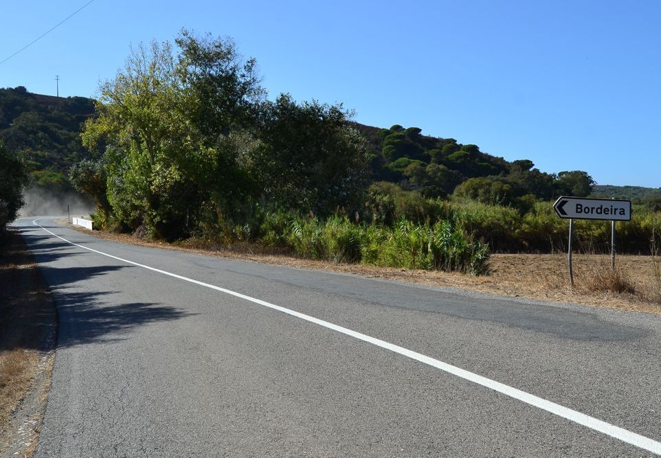 Sul Informação - Colocação de sinalização horizontal e vertical em estrada de Aljezur já começou