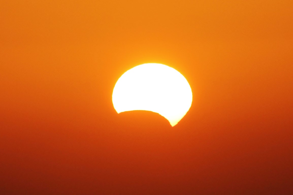 Sul Informação - Neblinas toldaram o eclipse parcial do Sol no Algarve [fotogaleria]