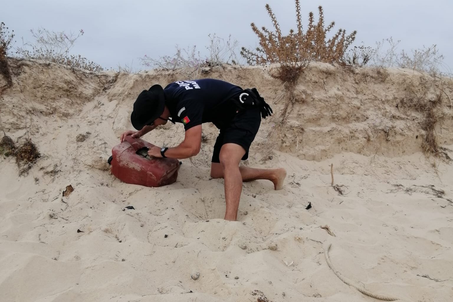 Sul Informação - Polícia Marítima encontra 13 quilos de haxixe em bidão na Culatra
