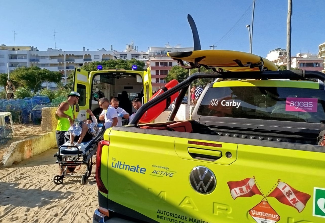 Sul Informação - Auxiliado jovem que partiu braço a andar de mota de água na praia de Monte Gordo