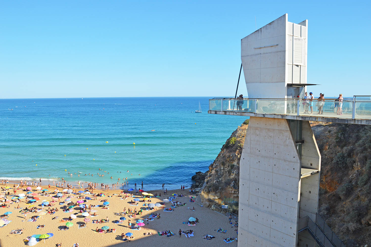 Sul Informação - Turista inglesa de 45 anos morre na praia do Peneco em Albufeira