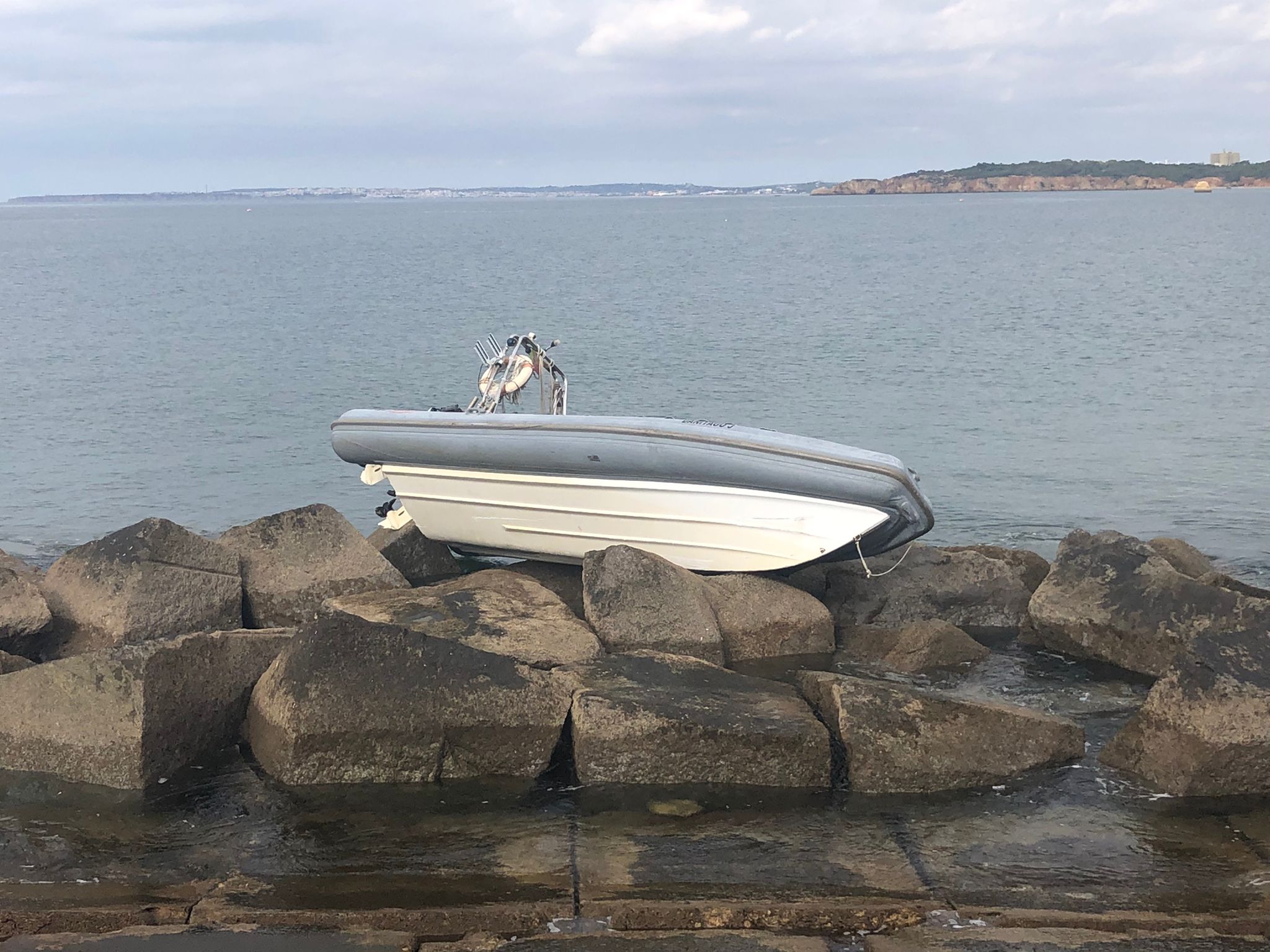 Sul Informação - Barco com duas pessoas a bordo encalha no molhe da barra de Portimão