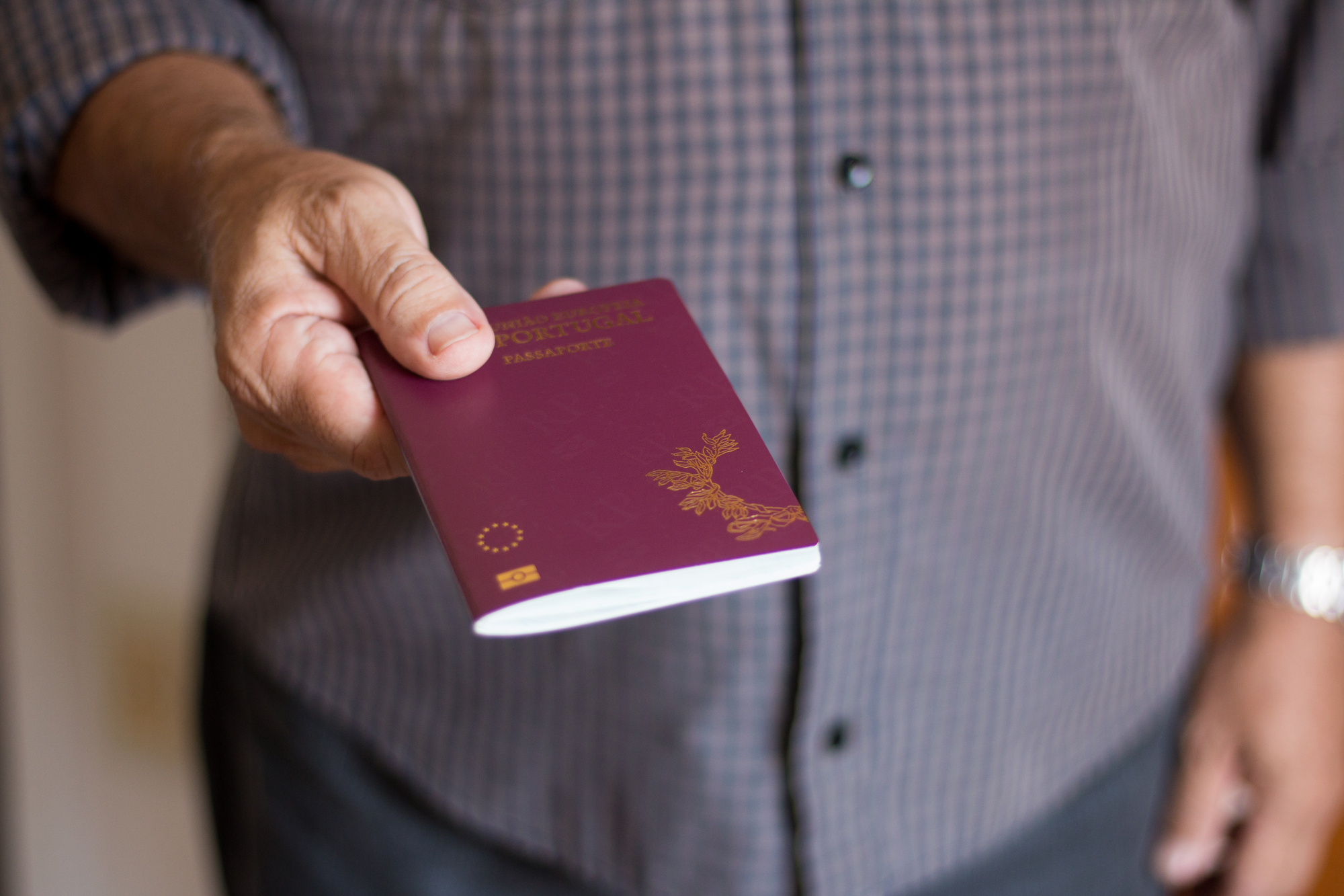 Sul Informação - 60.000 portugueses emigraram em 2022: Reino Unido perde importância, Suíça volta a ser principal destino