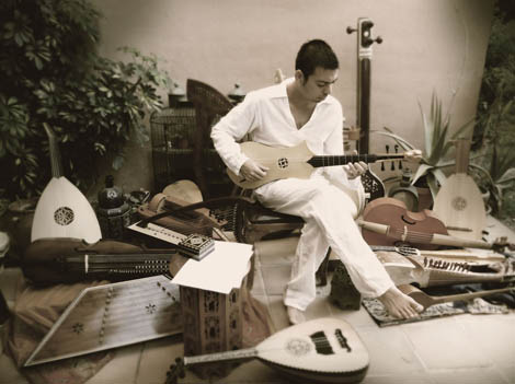 Sul Informação - Emilio Villalba toca 10 instrumentos com história no Teatro Mascarenhas Gregório
