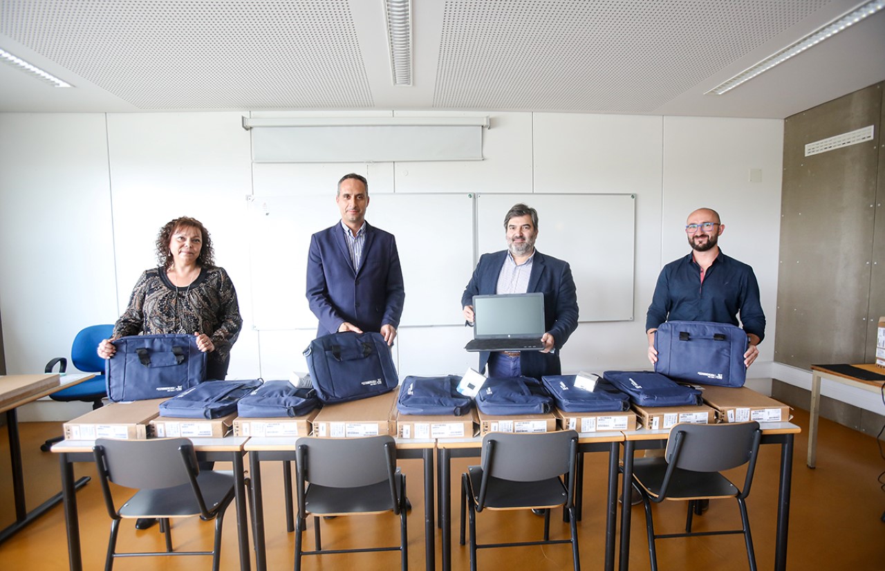Sul Informação - Lagos investe 150 mil euros em computadores e tablets para emprestar a alunos