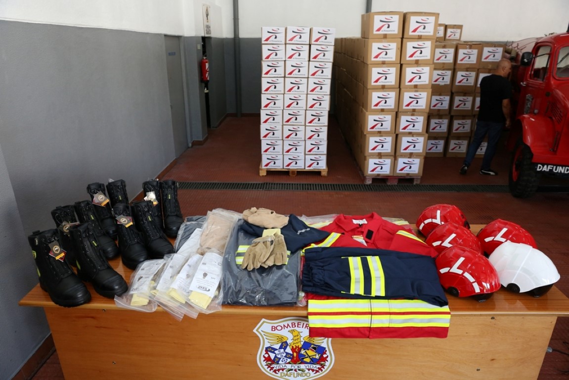 Sul Informação - Os Mosqueteiros dão equipamentos de proteção a cinco corporações de Bombeiros do Algarve