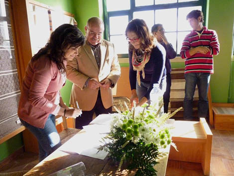 Sul Informação - Câmara de Alcoutim entrega escola primária de Farelos a associação local