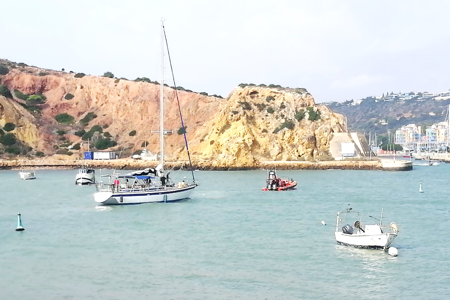 Sul Informação - Salva-vidas de Ferragudo ajuda veleiro em dificuldades junto à Marina de Albufeira