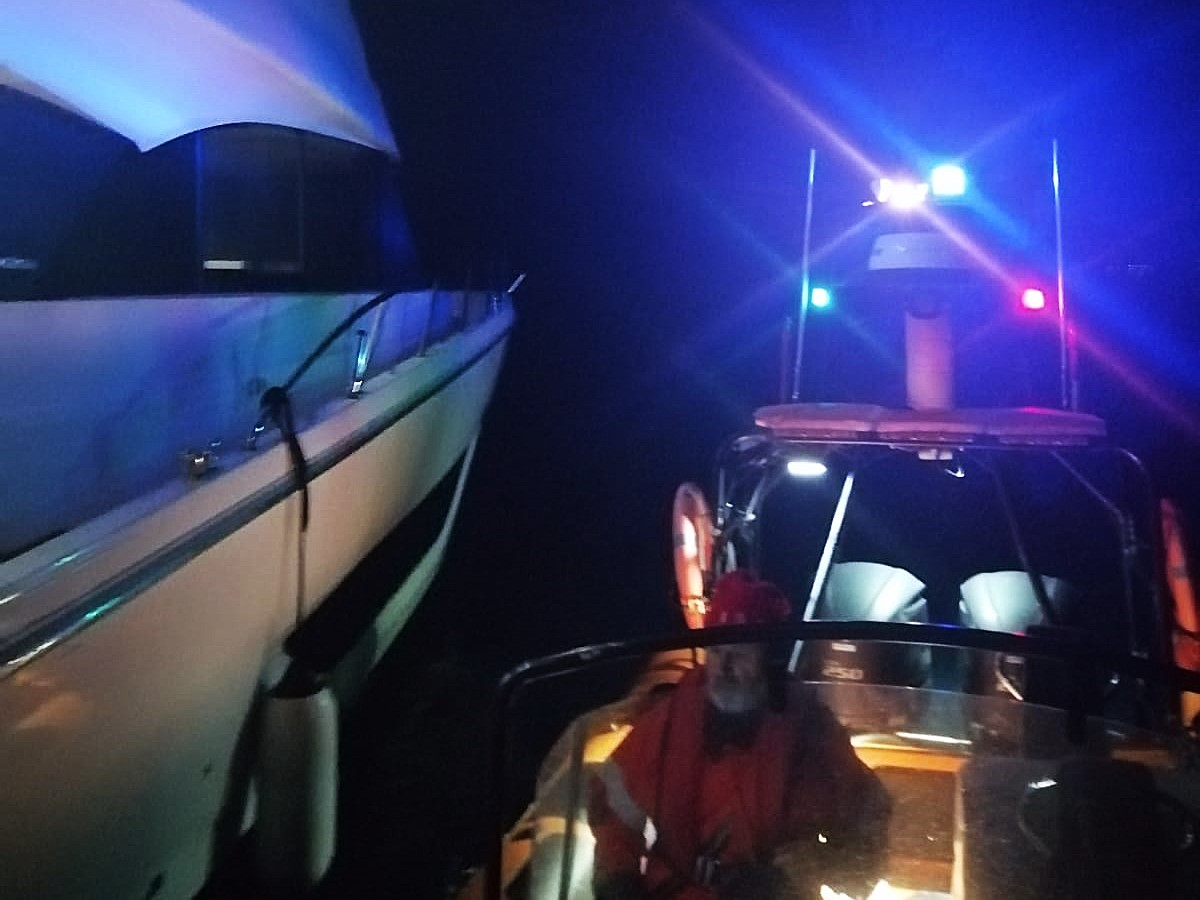 Sul Informação - Alvor: Salva-vidas de Ferragudo auxilia embarcação que ficou presa numa armação de pesca