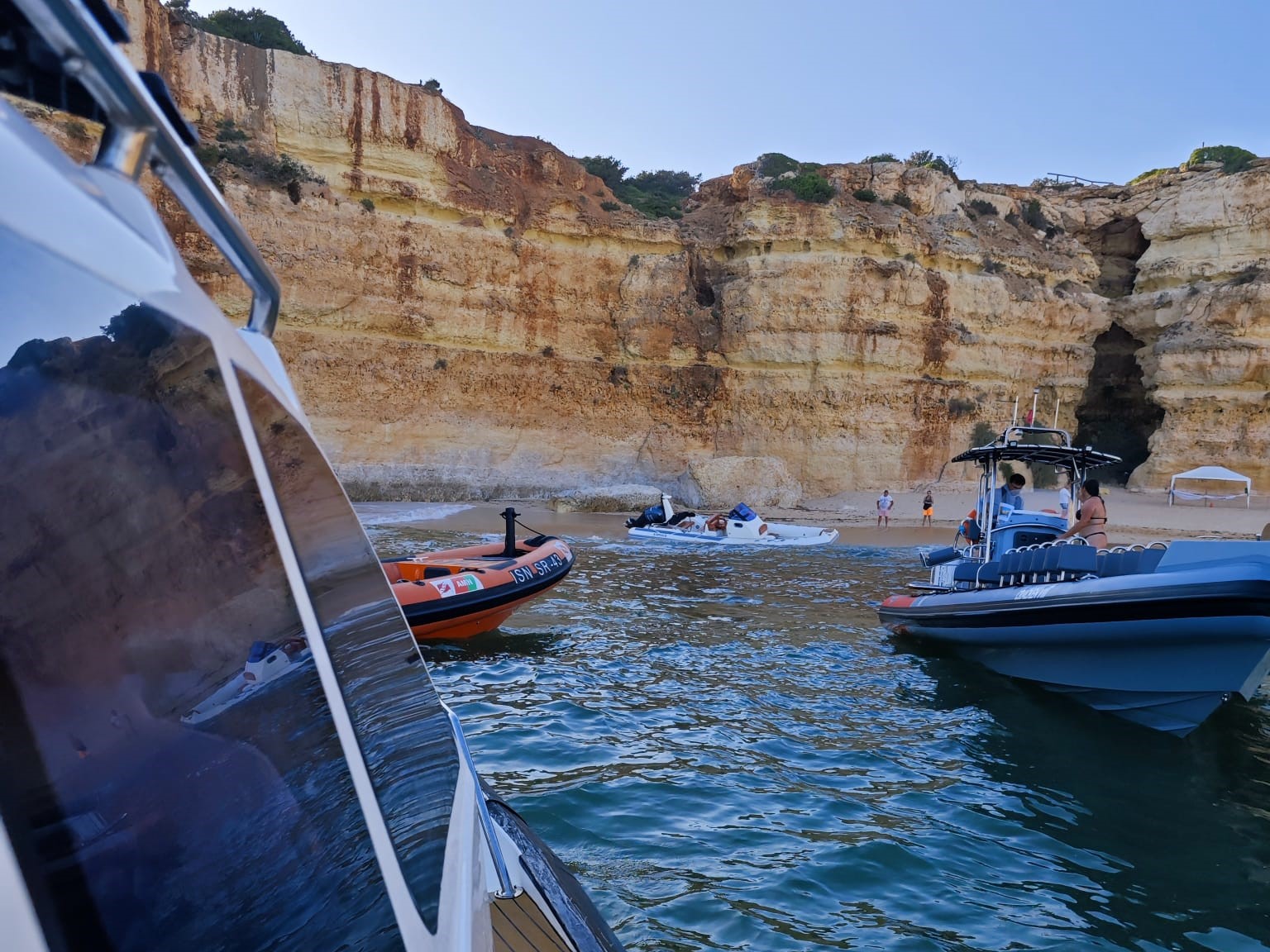 Sul Informação - Cinco pessoas resgatadas de embarcação semirrígida que ficou encalhada na praia do Pontal