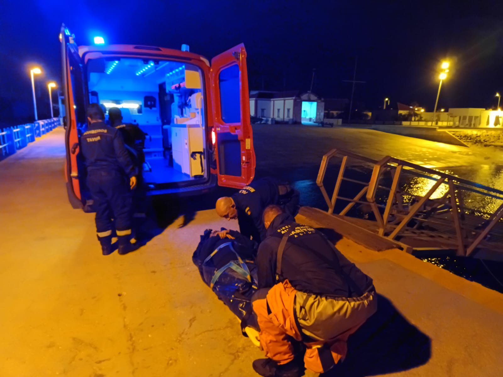 Sul Informação - Salva-vidas resgata homem que caiu na Ilha de Tavira