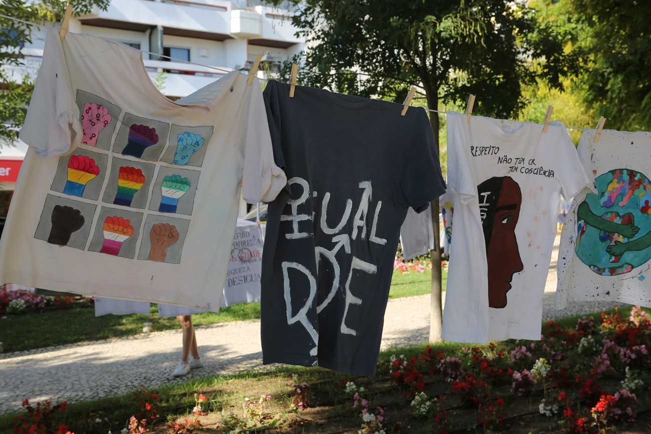 Sul Informação - Portimão pendura t-shirts num “Estendal pela Igualdade”