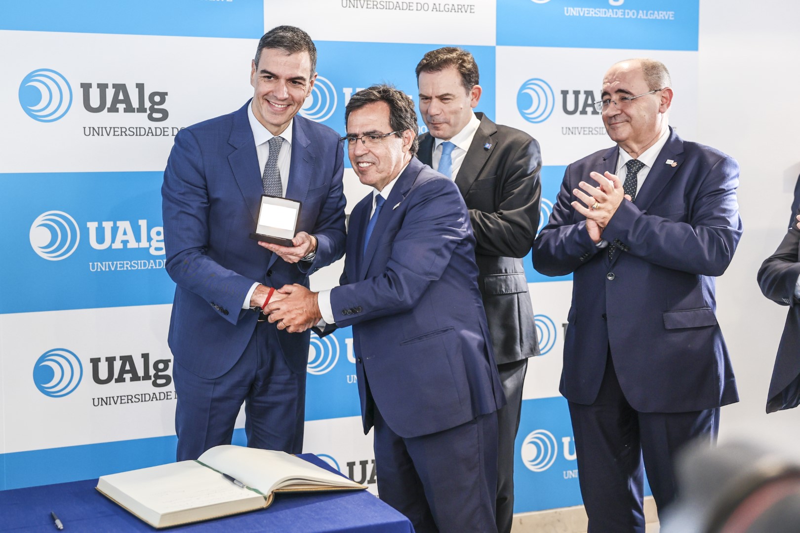 Sul Informação - Pedro Sánchez e Luís Montenegro receberam medalha da Universidade do Algarve