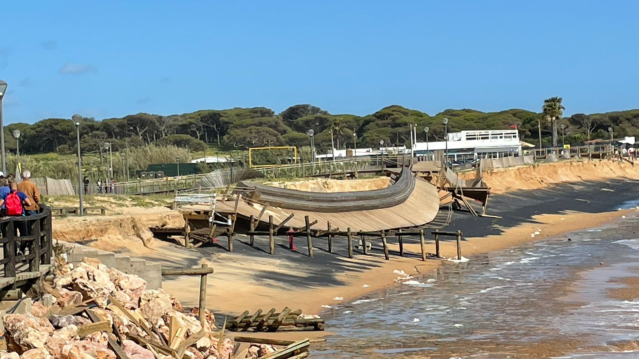 Sul Informação - Temporal marítimo levou o areal e destruiu parte do passadiço da praia do Forte Novo de Quarteira