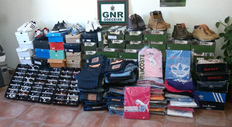 Sul Informação - GNR apreende centenas de peças de roupa e sapatos contrafeitos no mercado do Rogil