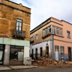 Sul Informação - Queda de fachada em Olhão causou danos de «milhares de euros» no prédio em frente (com fotos)