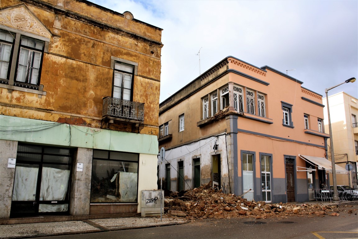 Sul Informação - Queda de fachada em Olhão causou danos de «milhares de euros» no prédio em frente (com fotos)