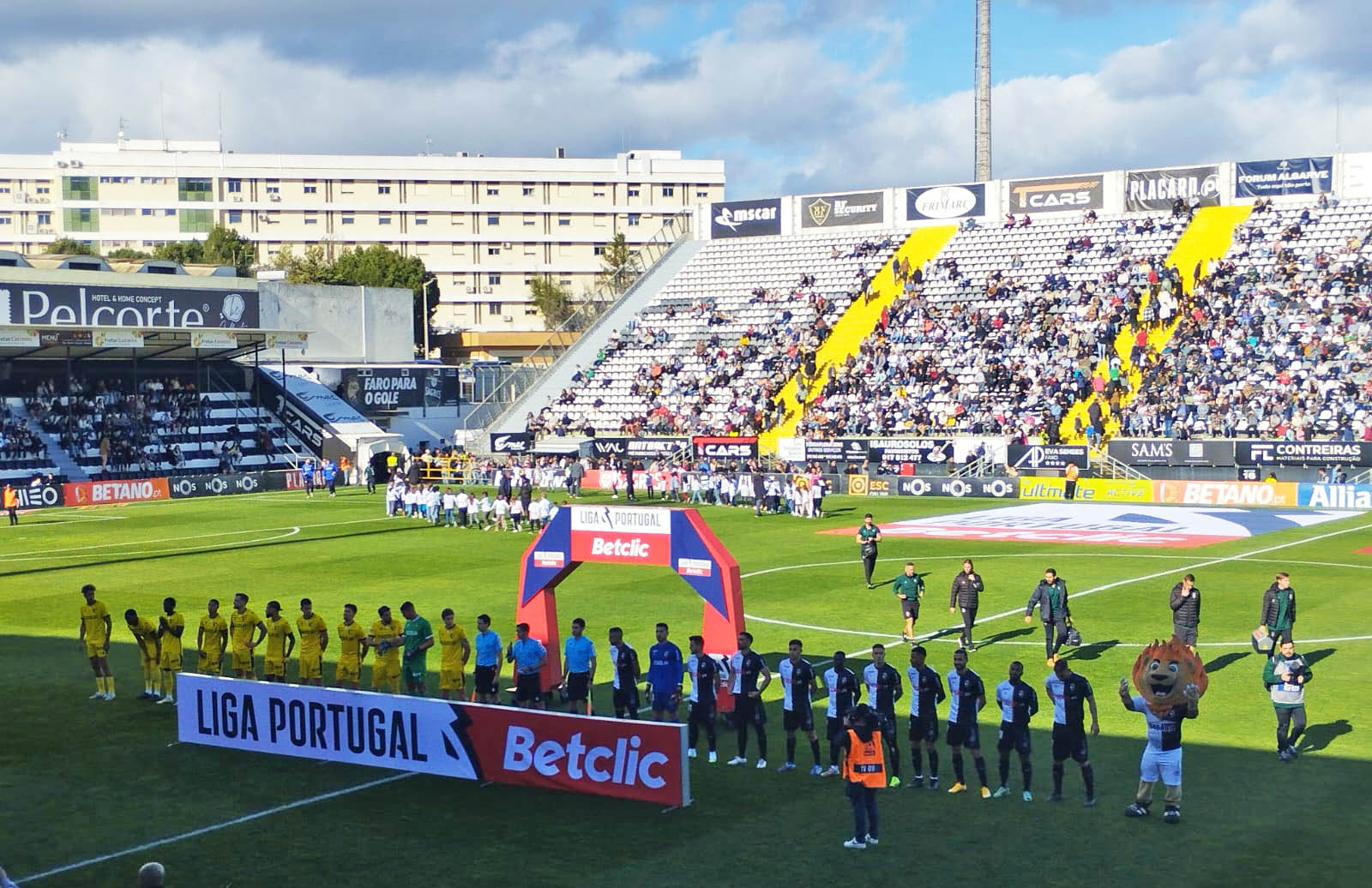 Sul Informação - Farense empata frente ao Famalicão com golo de Bruno Duarte nos descontos