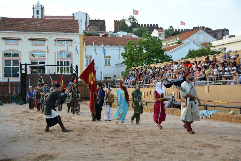 Sul Informação - Coletividades de Silves ajudam a “viajar no tempo” na Feira Medieval