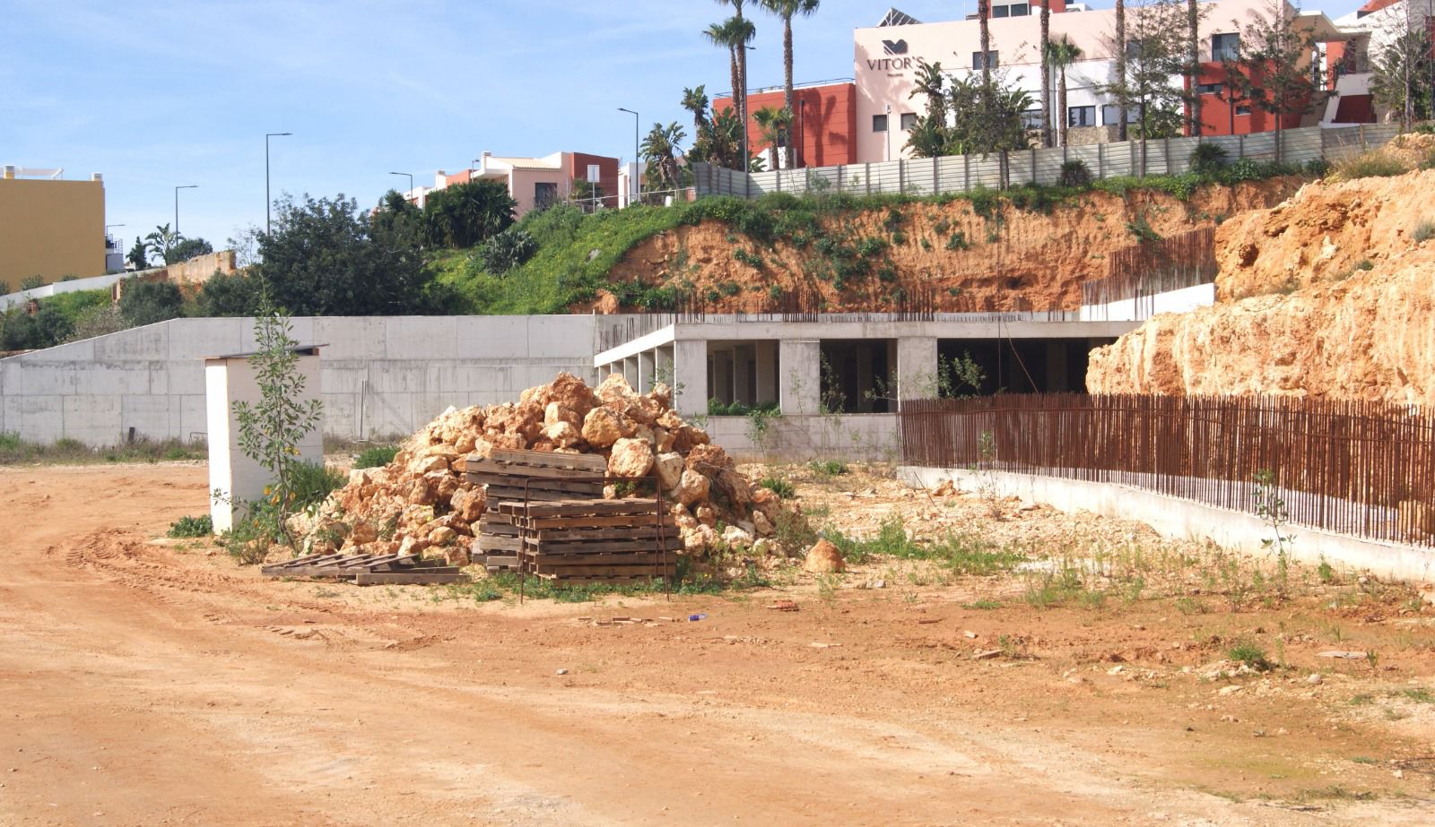 Sul Informação - PSD/Lagoa acusa Câmara de «incompetência» devido à obra parada do silo auto de Ferragudo