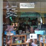 Sul Informação - Alunos do Colégio de Vilamoura ilustram montras de Loulé com perguntas ao passado