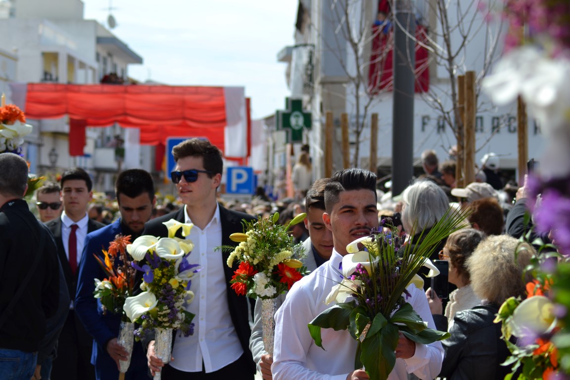 Sul Informação - Fotogaleria: São Brás de Alportel voltou a sair à rua com Tochas Floridas e gritos de aleluia