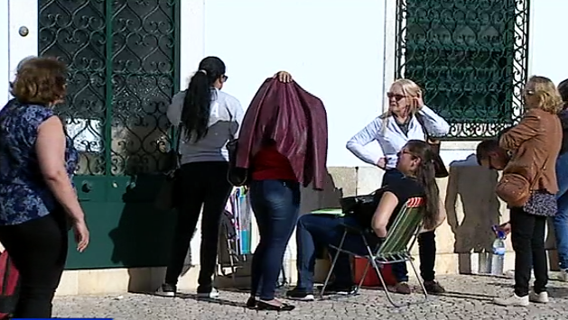 Sul Informação - Faro: Brasileiros dormem ao relento para garantir lugar na fila do consulado