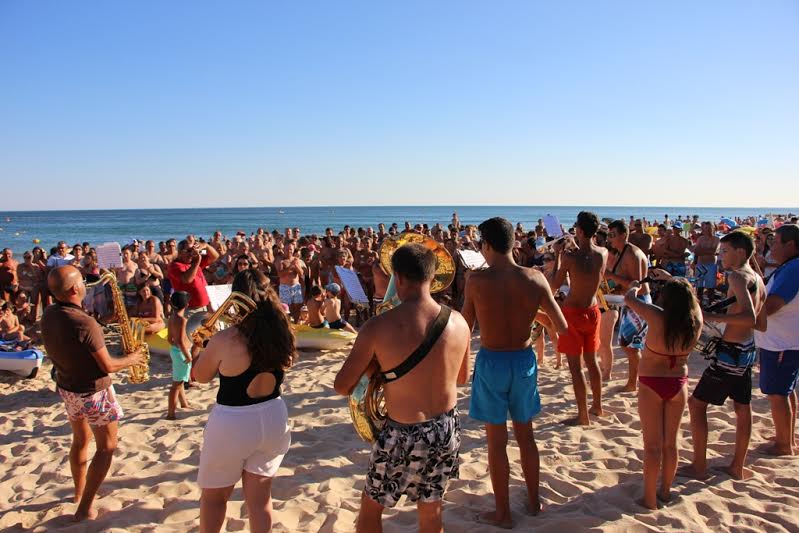 Sul Informação - Banda Musical Castromarinense surpreende banhistas com “flash-mob” na Praia da Alagoa