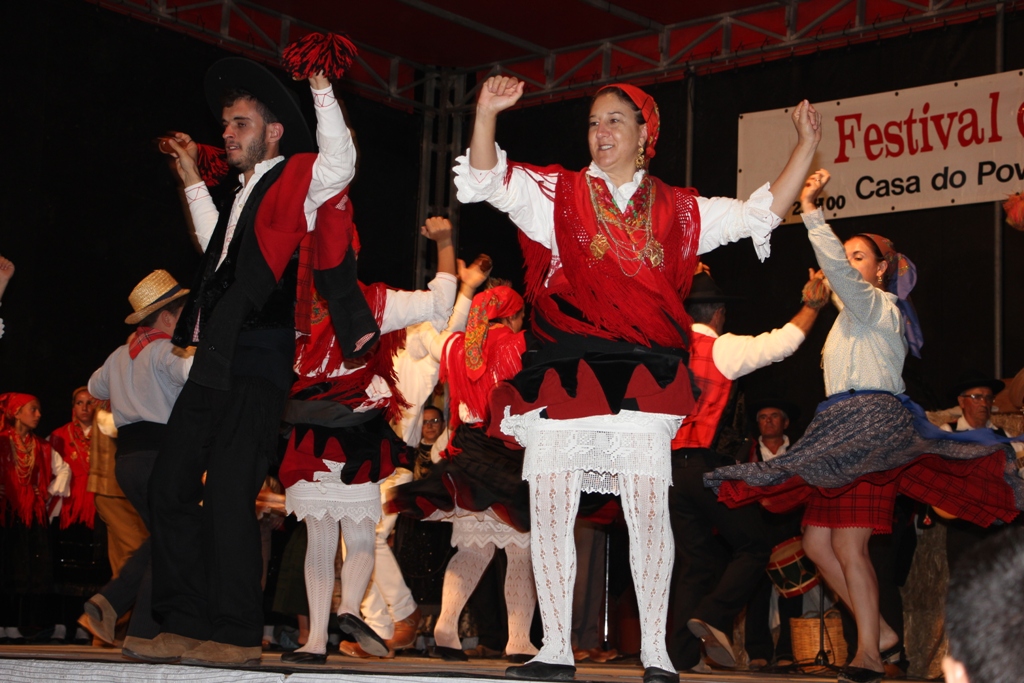 Sul Informação - Festival de Folclore voltou a animar o Azinhal com danças e cantares