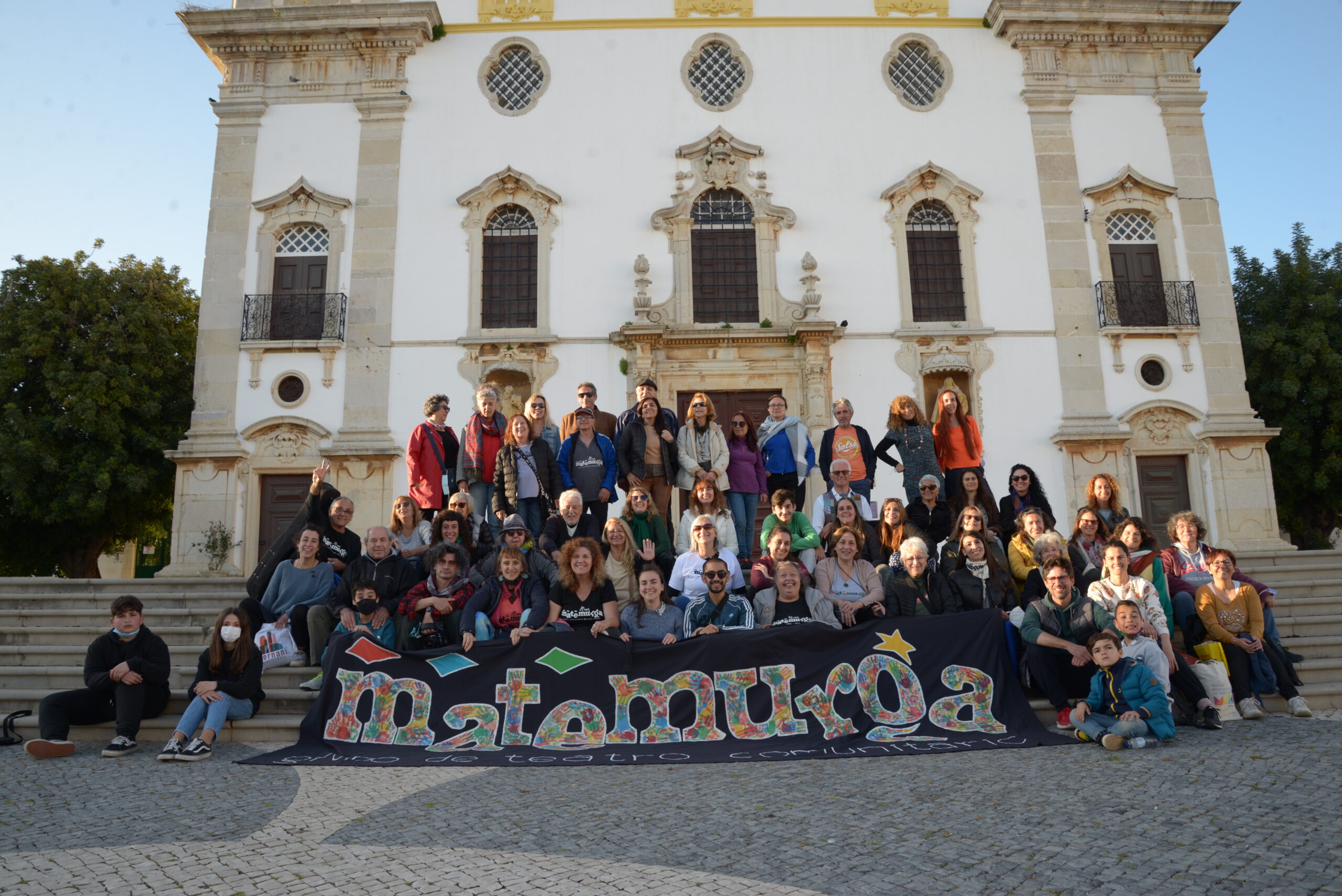 Sul Informação - Espetáculo de teatro comunitário juntou duas centenas de pessoas no Largo do Carmo, em Faro