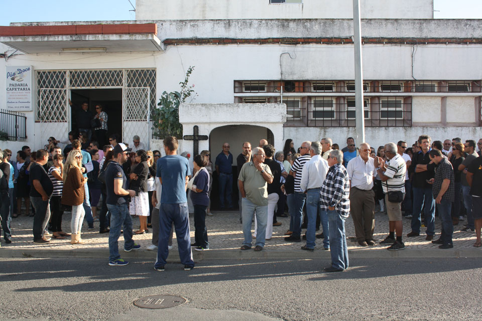Sul Informação - Muita gente na despedida ao pescador de Olhão que morreu em naufrágio (com fotos)