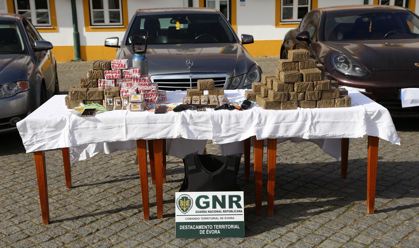 Sul Informação - GNR desmantelou rede de tráfico de droga no Alentejo e deteve 21 pessoas